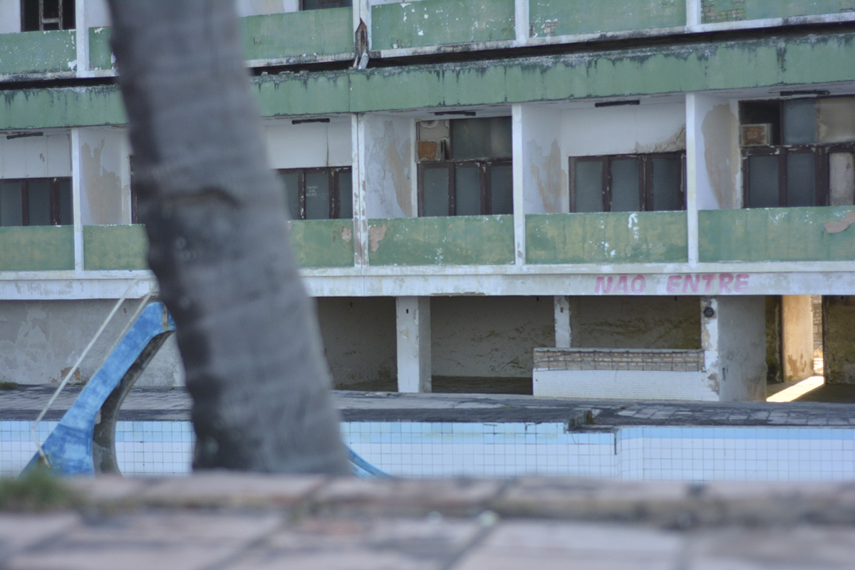 Hotel Reis Magos está abandonado há mais de 20 anos (Foto: Lara Paiva)