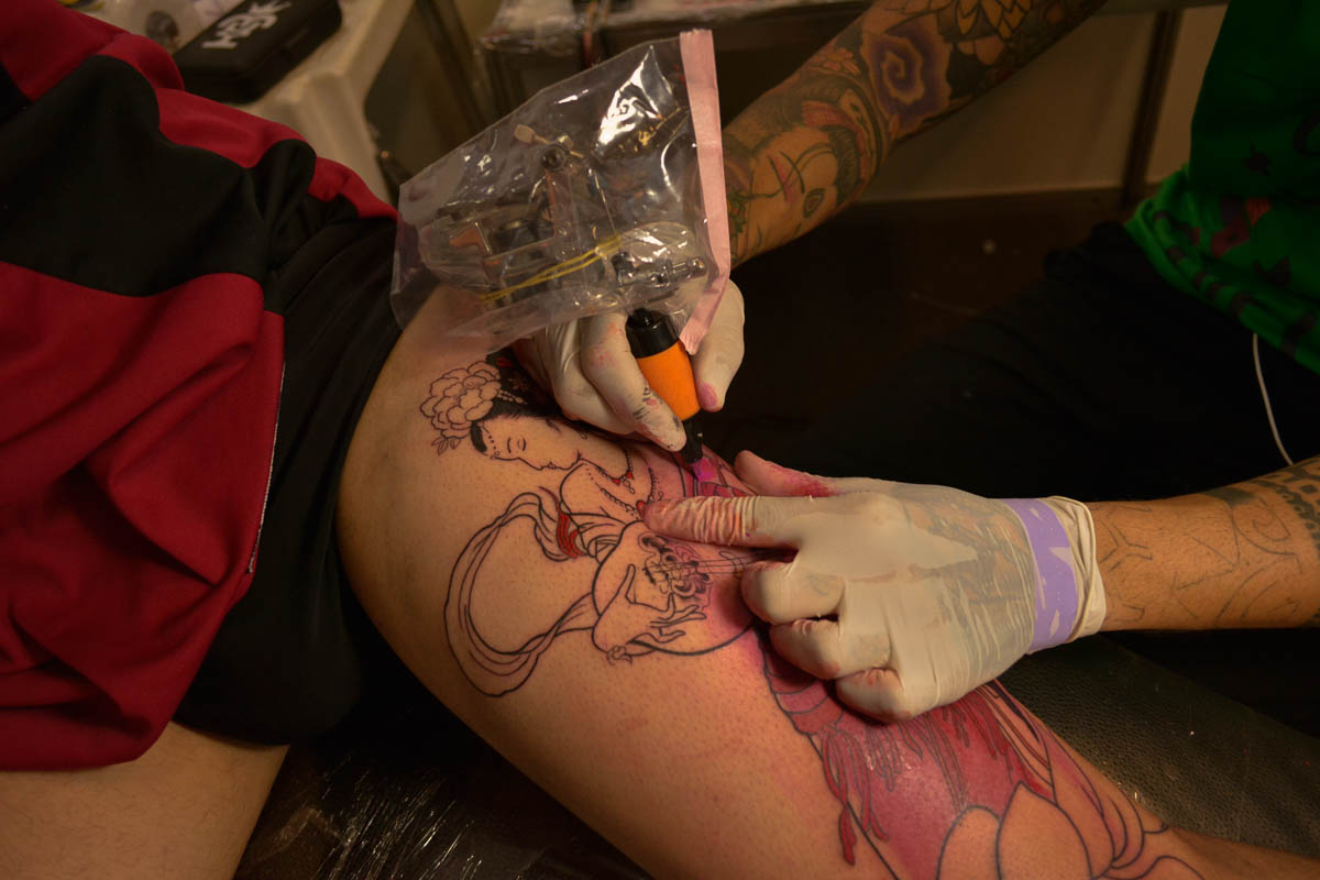 Dode veio da Bahia para participar do evento. Ele resolveu tatuar uma gueixa na perna de Nardeles, que é irmão de um amigo