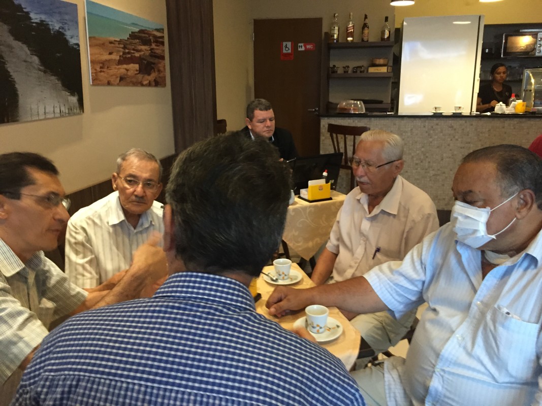 Público debatendo diversos assuntos dentro do café