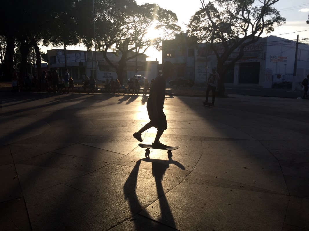 Praça André de Albuquerque é uma das opções para andar de skate (Foto: Lara Paiva)