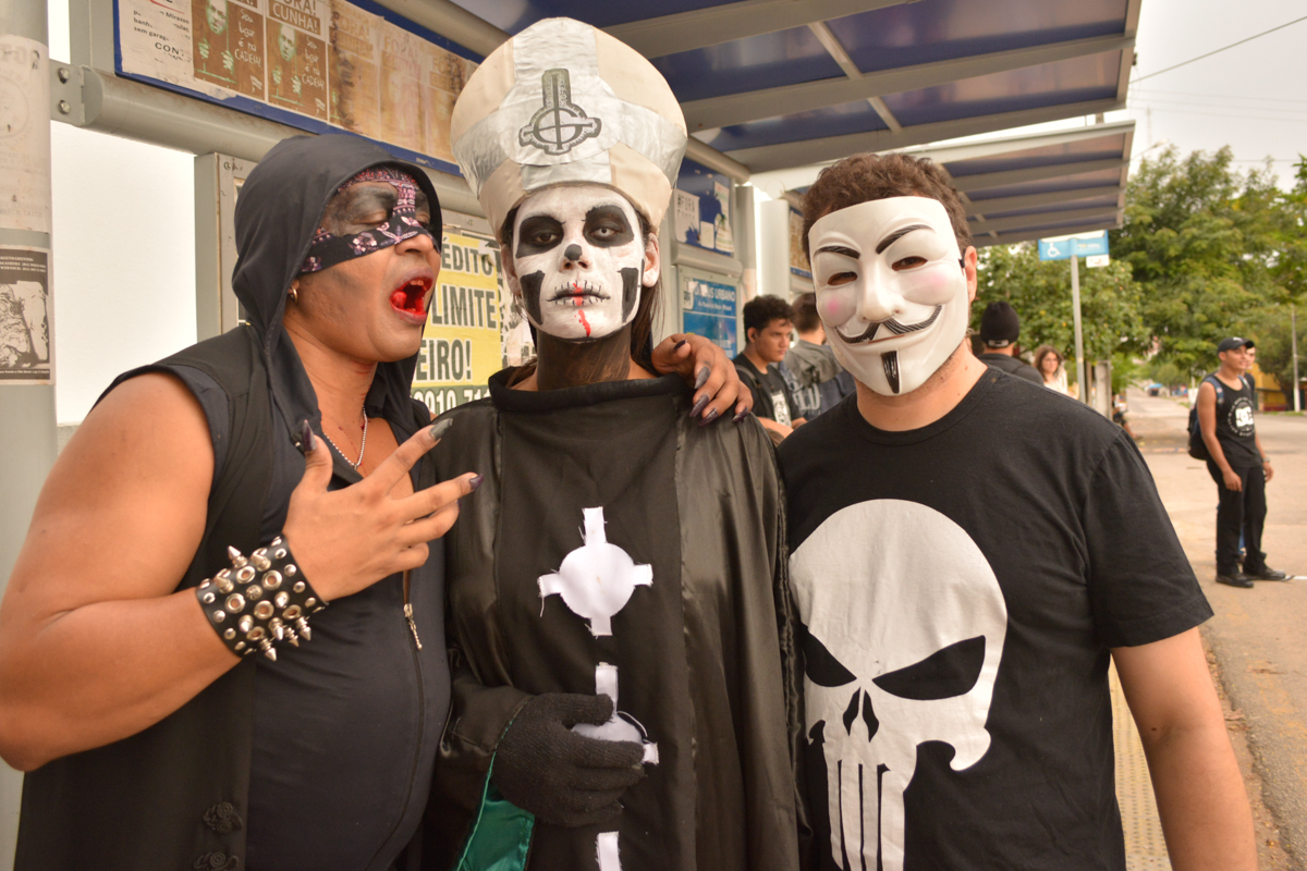 Edward (à esquerda) junto com os manifestantes performáticos 