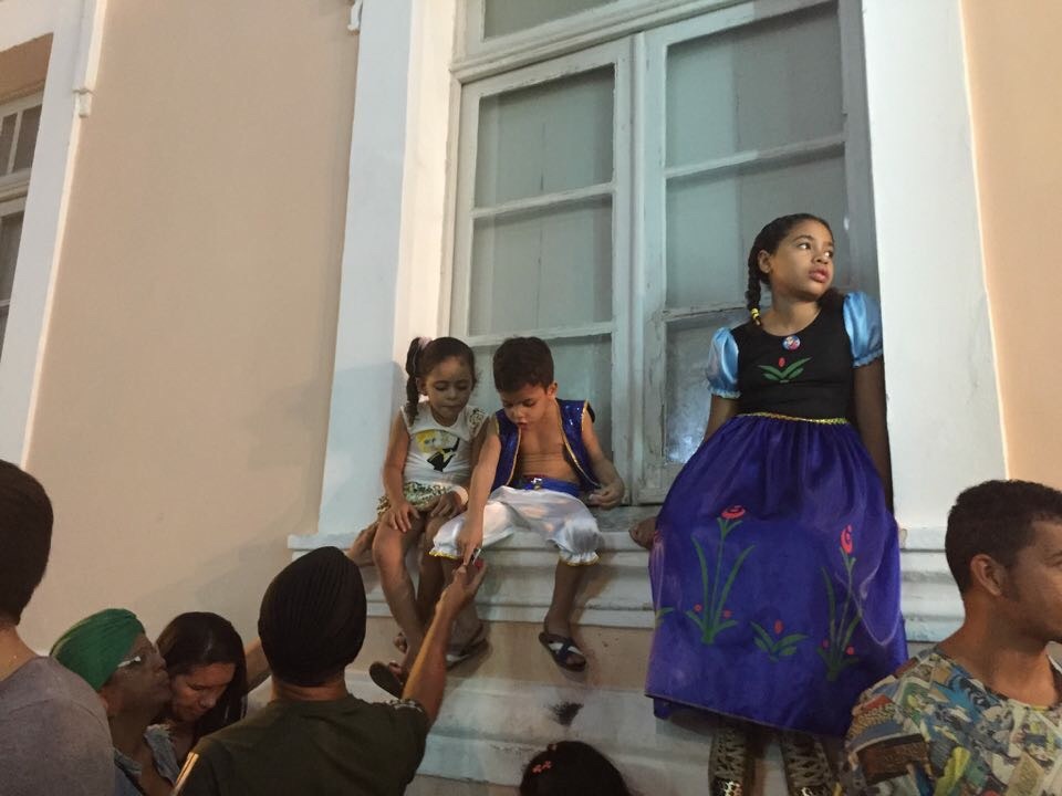 Crianças observando o desfile