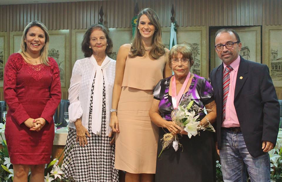 Dona Tereza recebeu uma homenagem ao Dia da Mulher na Câmara Municipal (Foto: Facebook)