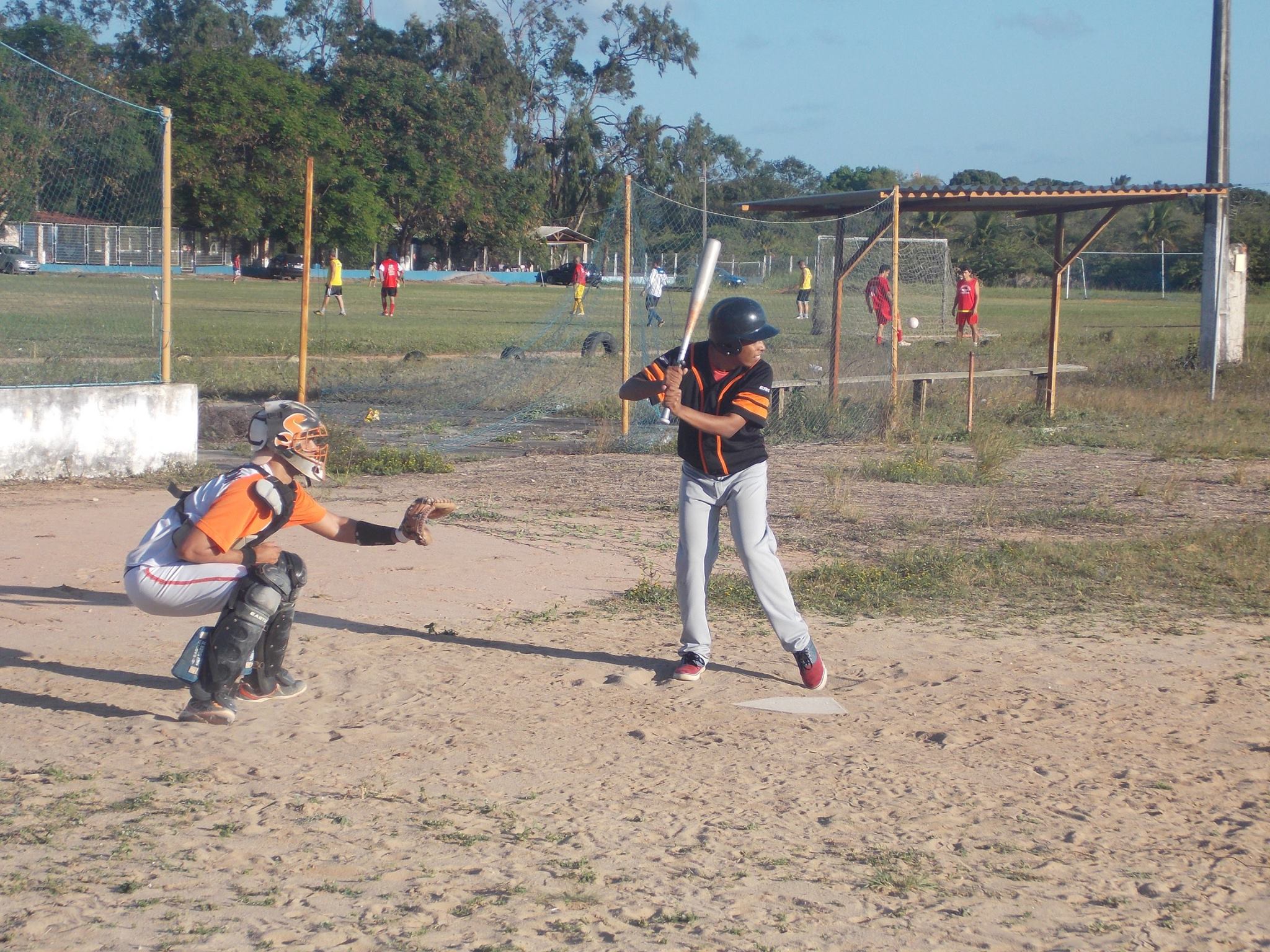 No Baseball um time tem que defender a bola e o outro atacar