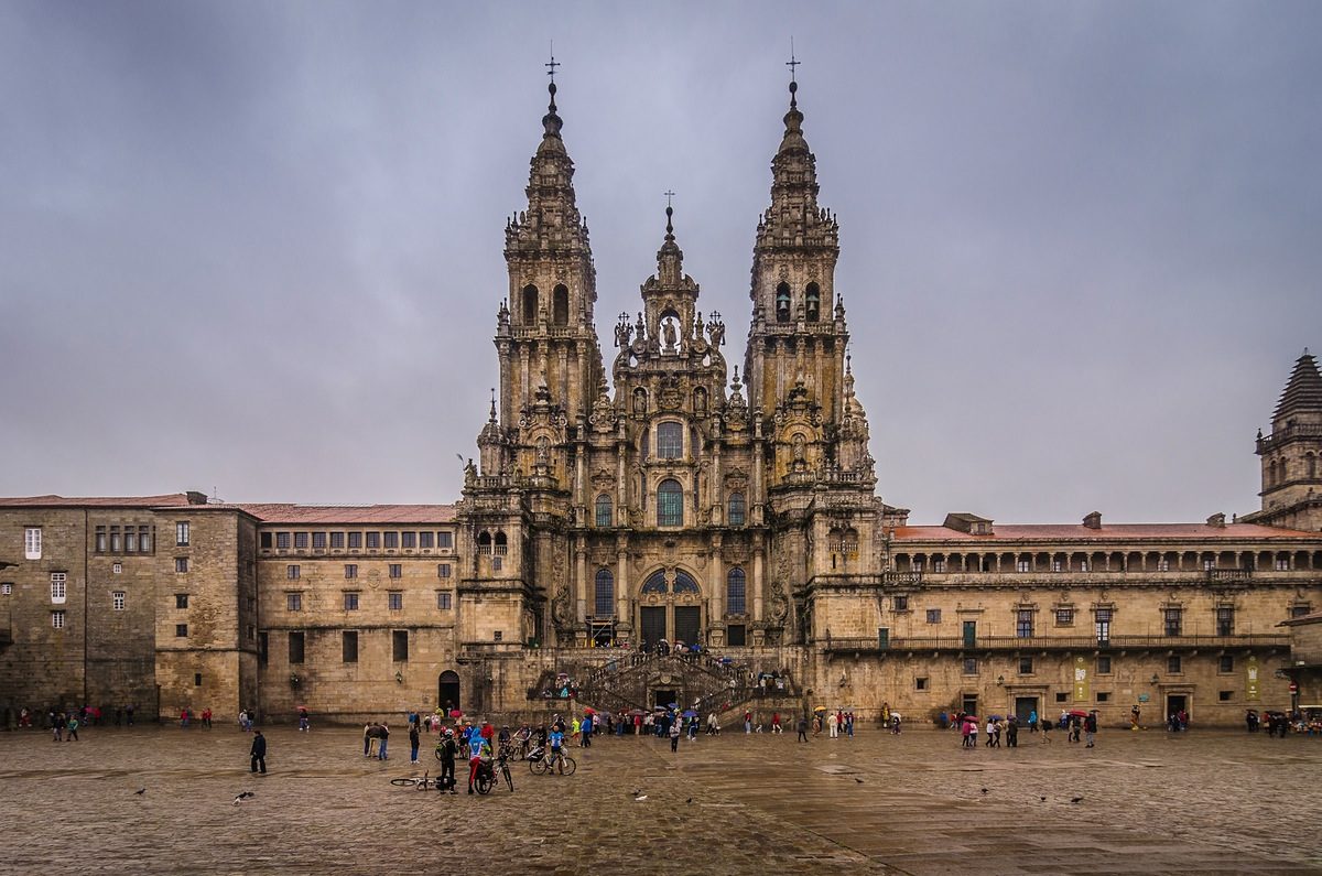 Santiago de Compostela fica em Galiza, onde fica os galegos 